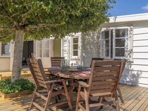 Outdoor dining - Crabapple Cottage - Coromandel Town Holiday Home (Coromandel Town)