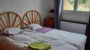 2 bedrooms, desk, iron/ironing board, WiFi