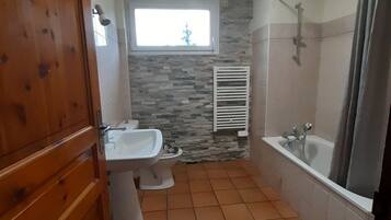 SĂšche-cheveux, serviettes fournies, savon, shampoing