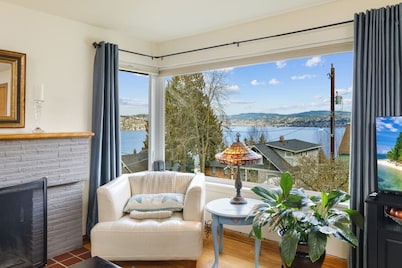 Lake Washington View Home with Hot Tub BBQ Garden