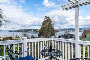 Property grounds - Lake Washington View Home with Hot Tub BBQ Garden (Seattle)