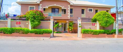 Façana frontal de l'allotjament