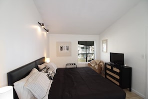 1 bedroom, iron/ironing board, WiFi, bed sheets - Chateau by the Bay, Close to Restaurants and Bars, Walk to the Gulf or Bay- W209 (Pensacola Beach)