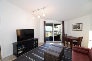 TV - Chateau by the Bay, Close to Restaurants and Bars, Walk to the Gulf or Bay- W209 (Pensacola Beach)