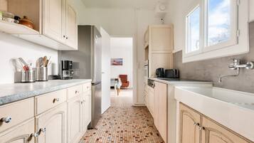 Refrigerador, microondas, horno, placa de cocina