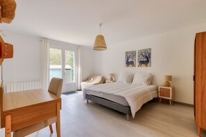 3 habitaciones y tabla de planchar con plancha