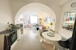 Interior - The Marquis's studio (Marsanne)