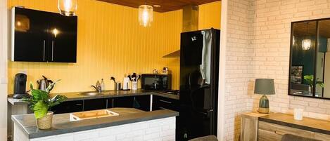 Kühlschrank, Mikrowelle, Herdplatte, Wasserkocher mit Kaffee-/Teezubehör