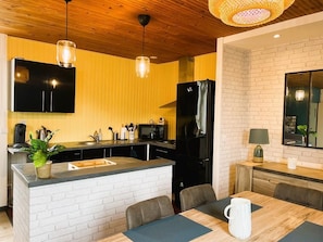 KĂŒhlschrank, Mikrowelle, Herdplatte, Wasserkocher mit Kaffee-/Teezubehör