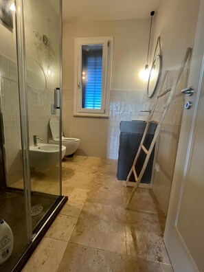 Bruser, hårtørrer, bidet, håndklæder