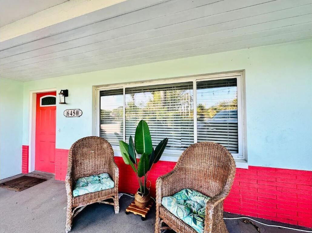St Pete beach house - backyard Jungle Oasis!