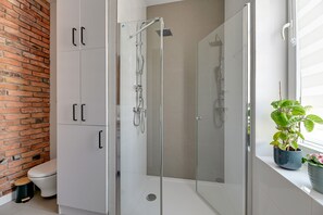 Articles de tocador gratuïts, assecador de cabells i tovalloles 