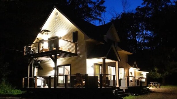 Une maison à deux étages avec un balcon et une véranda.