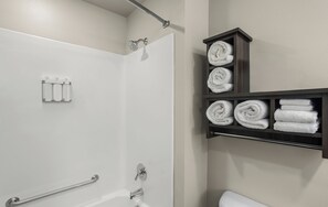 Gratis toiletartikelen, een haardroger, handdoeken, zeep