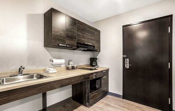 Full-size fridge, microwave, stovetop, coffee/tea maker - My Place Hotel-Savannah Airport-Pooler (Pooler)