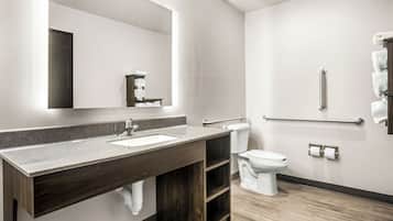 Kamar, 1 Tempat Tidur Queen, akses difabel (Hearing Impaired, Roll-In Shower) | Kamar mandi | Perlengkapan mandi gratis, pengering rambut, handuk, dan sabun