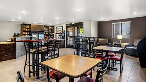 Un restaurant moderne doté d’un bar, de plusieurs types de sièges, notamment des tables et des banquettes, et d’un panneau de signalisation indiquant clairement la sortie.