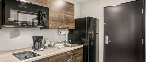 Frigorífico grande, microondas, placa de cocina y cafetera o tetera