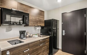 Full-sized fridge, microwave, stovetop, coffee/tea maker - My Place Hotel-Savannah Airport-Pooler (Pooler)