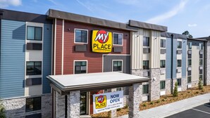 Un hôtel moderne, reconnaissable à son enseigne « My Place », qui indique qu’il s’agit d’un établissement récemment ouvert.