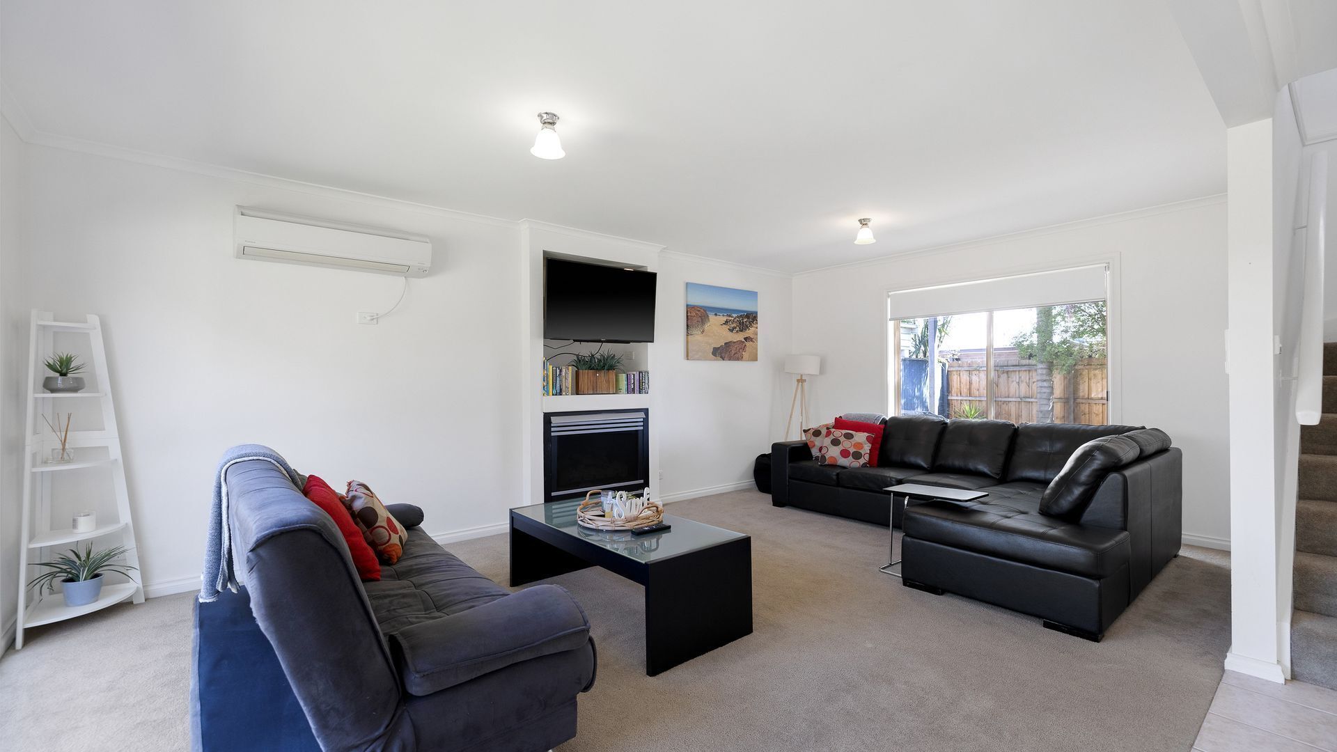 TV, DVD-spiller, bordtennis og bøker