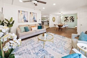 Télévision, livres, espaces bureaux