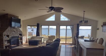 House Lakefront Beautiful Sleeps 12 AC, Wi Fi, 38 minutes to GB