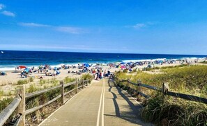 In Strandnähe, Liegestühle, Strandtücher