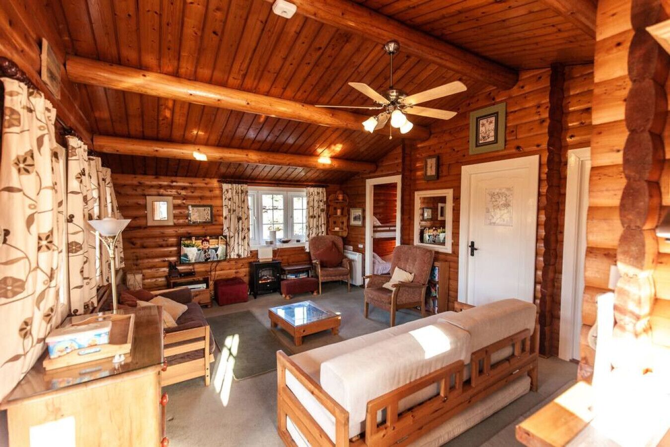 Traditional Cabin | Living area | Flat-screen TV