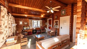 Traditional Cabin | Living area | Flat-screen TV
