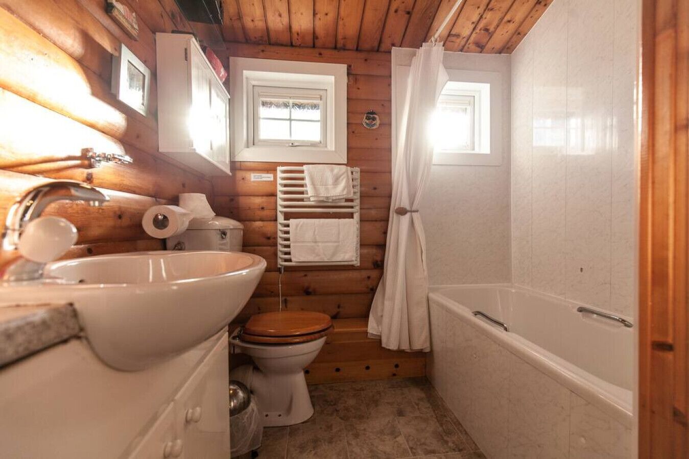 Traditional Cabin | Bathroom | Toilet paper