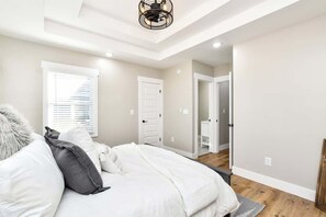 2 bedrooms, iron/ironing board, WiFi, bed sheets - Southern Luxury Retreat in Greer (Greer)
