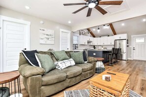 TV, fireplace, offices - Southern Luxury Retreat in Greer (Greer)