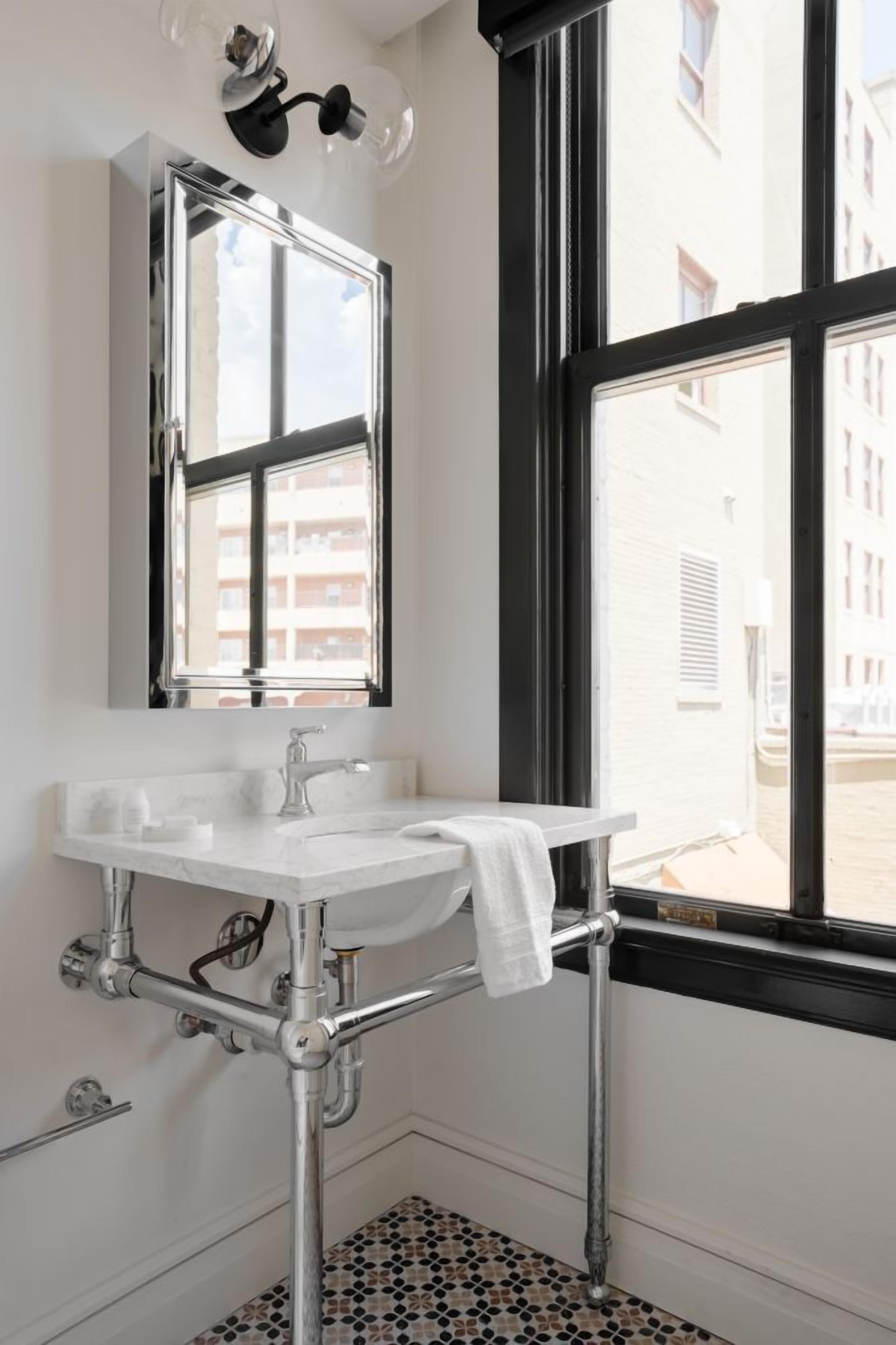 Dusj, hårføner og håndklær