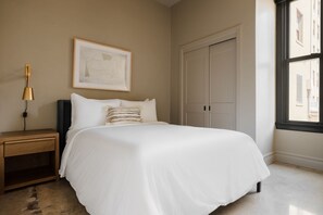 2 habitaciones, tabla de planchar con plancha y ropa de cama 