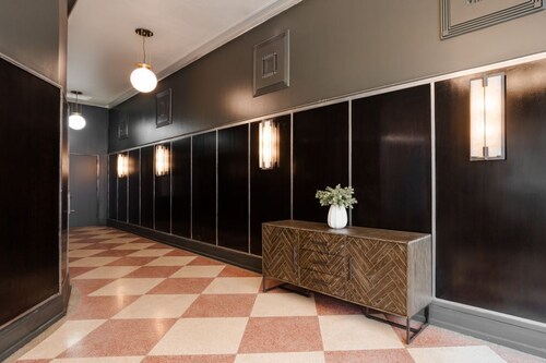 Stunning Downtown Condo with City Views, Near Riverwalk & Alamo