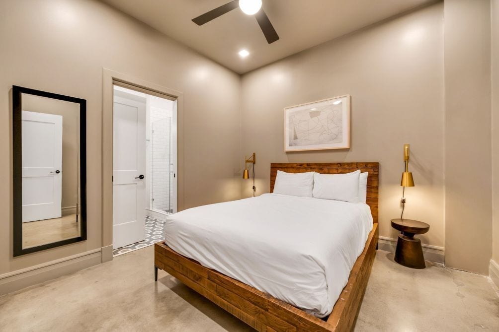 1 chambre, fer et planche à repasser, draps fournis