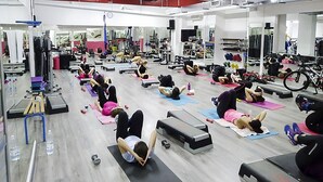 Une salle de sport équipée de divers appareils d’exercice et de tapis.