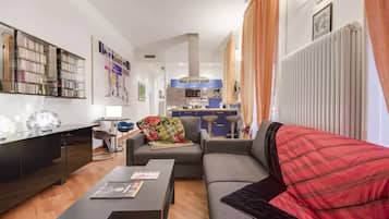 Apartamento superior | Área de estar | Livros, aparelho de som