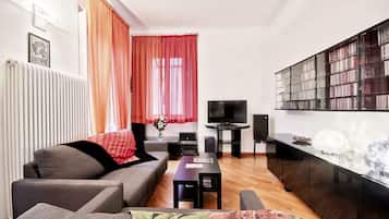 Apartamento superior | Área de estar | Livros, aparelho de som