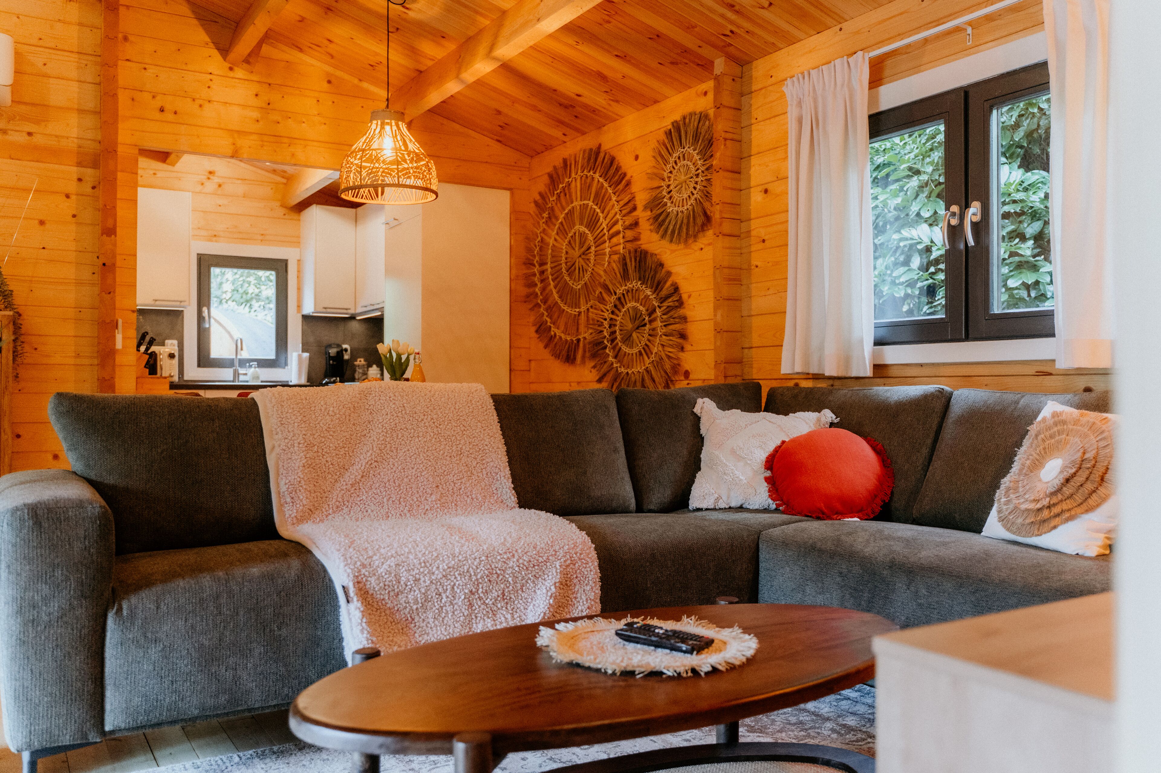 Een smart-tv en boeken