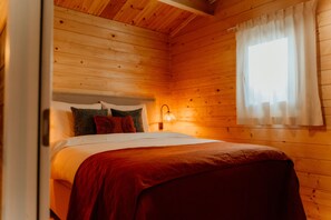 3 bedrooms, iron/ironing board, travel cot, WiFi - Forest Lodge with Sauna and Hot Tub (Meijel)
