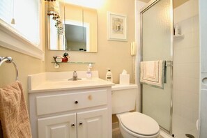 Douche, sèche-cheveux, serviettes fournies, savon