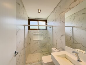 Villa Deluxe | Baño | Regadera, toallas, jabón, papel de baño 
