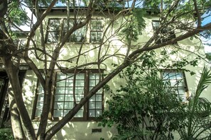 Exterior detail - The Venice Beachwood (Venice)