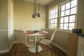 Dining - The Venice Beachwood (Venice)