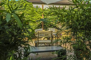 Outdoor dining - The Venice Beachwood (Venice)