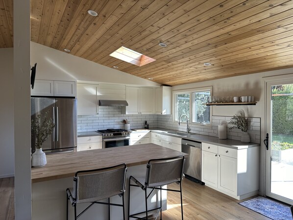 Ugn, spishäll, diskmaskin och grytor/köksredskap