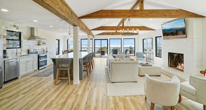 Walk to Lake Whitney~Fire Pit~BBQ Grill~King Bed