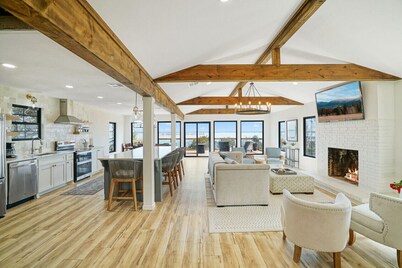 Walk to Lake Whitney~Fire Pit~BBQ Grill~King Bed